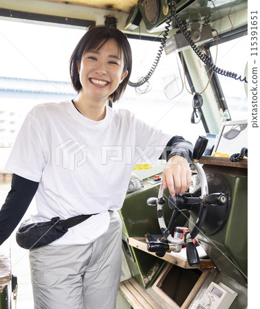 駕駛小船的年輕女子 115391651