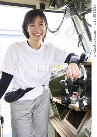 駕駛小船的年輕女子 駕駛小船的年輕女子 115391653