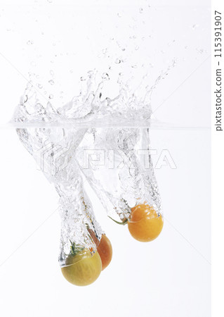 several cherry tomatoes falling underwater several cherry tomatoes falling underwater 115391907