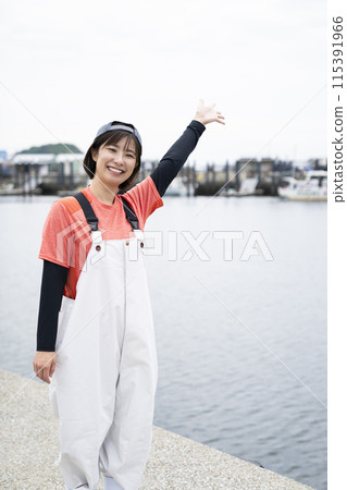 在漁港工作的年輕女子 115391966