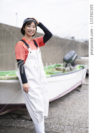 在漁港工作的年輕女子 在漁港工作的年輕女子 115392105