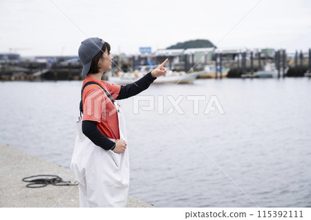 在漁港工作的年輕女子 在漁港工作的年輕女子 115392111