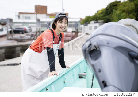 在漁港工作的婦女 115392227