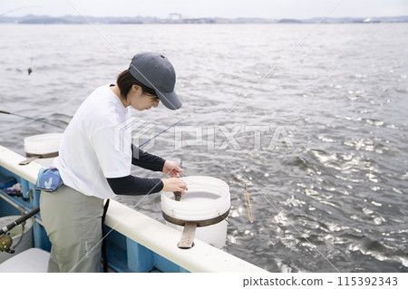 享受釣魚的可愛女人 115392343