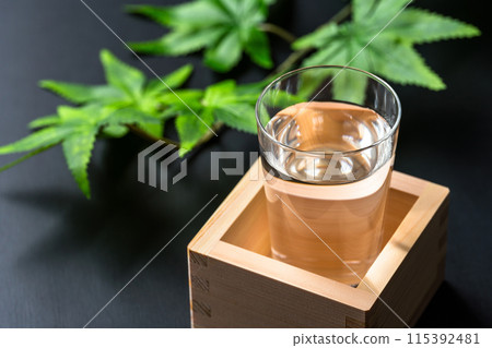 Image of chilled sake, sake and sake served in a wooden box 115392481
