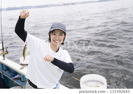 享受釣魚的可愛女人 115392683
