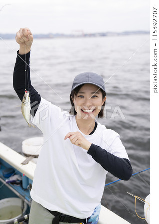 享受釣魚的可愛女人 115392707