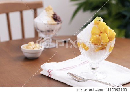 Summer cool mango bingsu and red bean bingsu 115393163