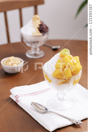 Summer cool mango bingsu and red bean bingsu 115393167