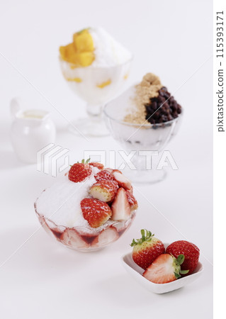 Cold strawberry and mango patbingsu in summer 115393171