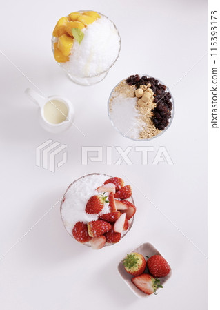 Cold strawberry and mango patbingsu in summer Cold strawberry and mango patbingsu in summer 115393173