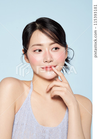 Asian Woman Stares at Han Chinese With Lips Touching 115393181