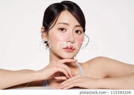 Asian woman posing with summer cool tone makeup Asian woman posing with summer cool tone makeup 115393209