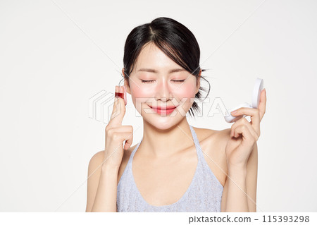 Asian woman who closes her eyes and applies cushion compacts Asian woman who closes her eyes and applies cushion compacts 115393298
