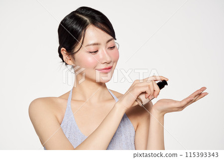 an Asian woman who applies foundation to her palms 115393343