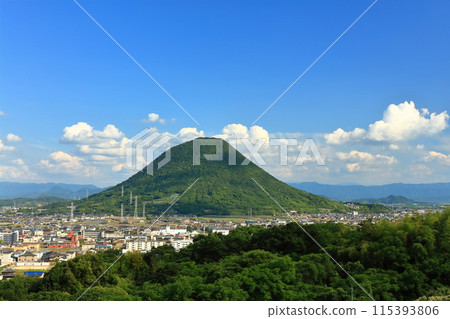 [Kagawa Prefecture] The townscape of Marugame City and Mt. Iino (Sanuki Fuji) as seen from Mt. Aonoyama 115393806