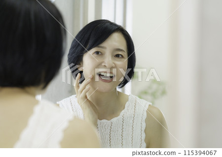 中年婦女照鏡子檢查自己的皮膚 115394067