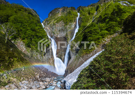 [Toyama Prefecture_Shomyo Falls_Hannoki Falls] Amidst the fresh greenery, a magnificent sight emerges as the famous waterfall forms a V-shape and creates a rainbow bridge. 115394674