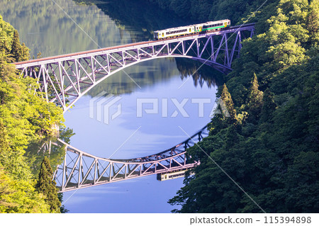 [Oku-Aizu, Fukushima Prefecture] Beautiful fresh greenery on the First Tadami River Bridge 115394898