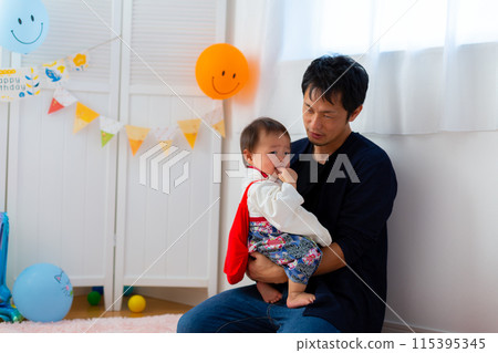 一名 1 歲男孩穿著袴慶祝自己的一歲生日 一名 1 歲男孩穿著袴慶祝自己的一歲生日 115395345