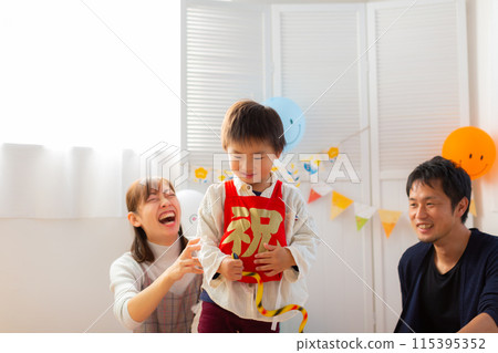 一名 1 歲男孩穿著袴慶祝自己的一歲生日 115395352