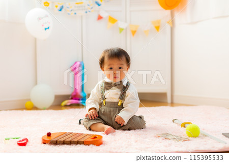 1歲男孩慶祝他的一歲生日 115395533