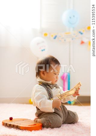 1歲男孩慶祝他的一歲生日 115395534