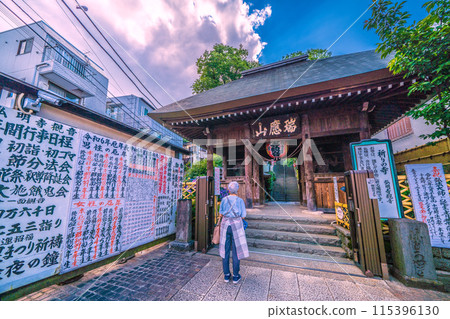 日本橫濱市六月的城市景觀。過了古名寺站前的商店街就到了。求名寺等景觀 日本橫濱市六月的城市景觀。過了古名寺站前的商店街就到了。求名寺等景觀 115396130