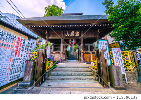 日本橫濱市六月的城市景觀。過了古名寺站前的商店街就到了。求名寺等景觀 115396132