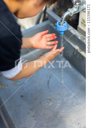 幼兒用自來水洗手 115396171