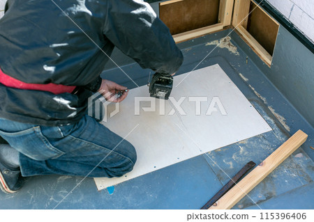 Senior carpenter renovating a Western-style room Senior carpenter renovating a Western-style room 115396406