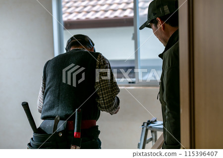 Senior carpenter renovating a Western-style room Senior carpenter renovating a Western-style room 115396407