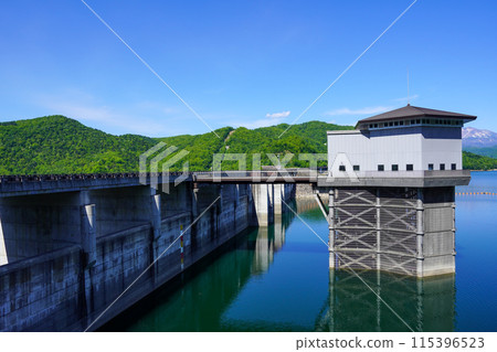 從堤防廣場看到的忠實水壩 115396523