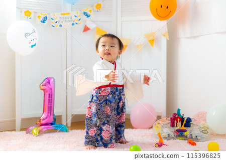 一名 1 歲男孩穿著袴慶祝自己的一歲生日 115396825