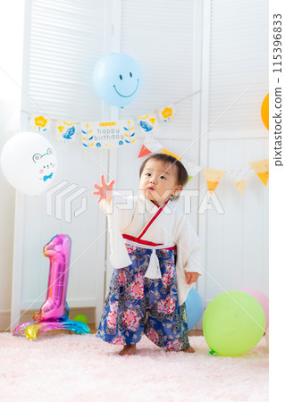 一名 1 歲男孩穿著袴慶祝自己的一歲生日 115396833