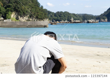 一個人俯視大海的後視圖 一個人俯視大海的後視圖 115397144