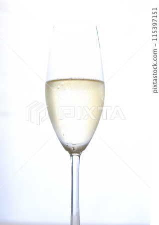 A flute glass with well-chilled champagne (sparkling wine) 115397151