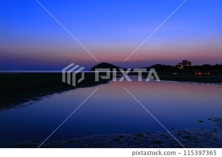 [Kagawa Prefecture] Sunset Chichibugahama (Seto Inland Sea Mirror) A tourist attraction known for its spectacular sunset 115397365