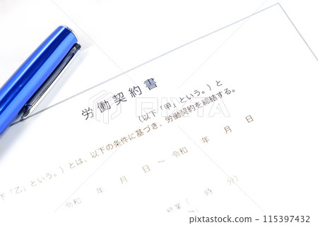 概括雇主與工人之間的工資和工作時間等工作條件的勞動合約。 115397432
