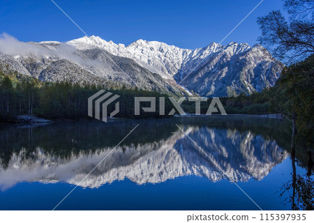 【秋天的上高地】大正池和北阿爾卑斯初雪前後 115397935