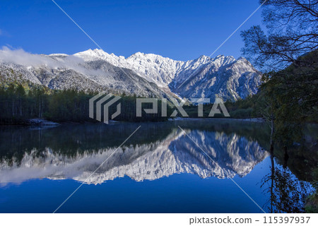 Autumn in Kamikochi: Taisho Pond and the first snowfall in the Northern Alps 115397937