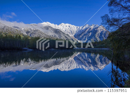 Autumn in Kamikochi: Taisho Pond and the first snowfall in the Northern Alps Autumn in Kamikochi: Taisho Pond and the first snowfall in the Northern Alps 115397951