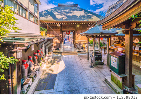 日本橫濱市六月的城市景觀。過了古名寺站前的商店街就到了。求名寺等景觀 115398012