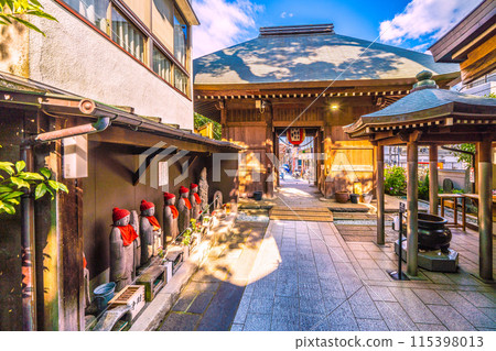 日本橫濱市六月的城市景觀。過了古名寺站前的商店街就到了。求名寺等景觀 115398013