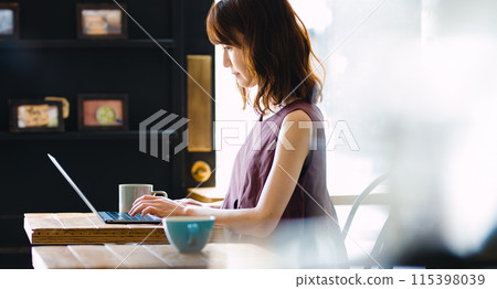 自由職業者女人在一家咖啡館工作 115398039