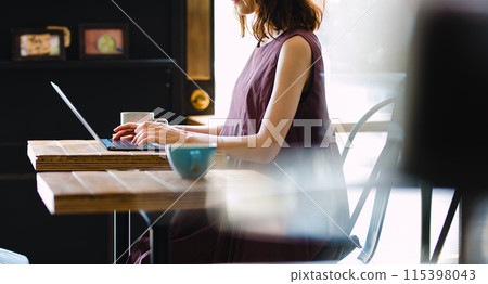Freelancer woman working in a cafe 115398043