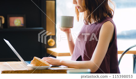 Freelancer woman working in a cafe Freelancer woman working in a cafe 115398053