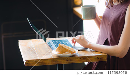 自由職業者女人在一家咖啡館工作 115398056