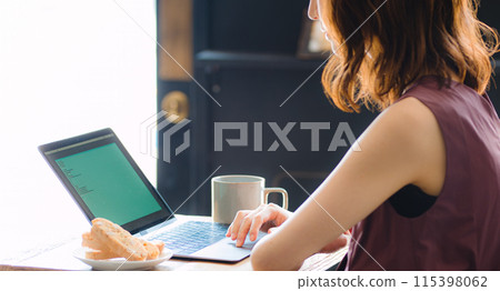 Freelancer woman working in a cafe 115398062