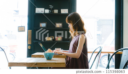 Freelancer woman working in a cafe Freelancer woman working in a cafe 115398063